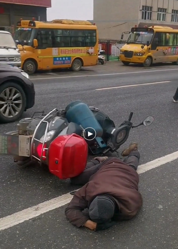 实拍:摩托车急刹翻车现场