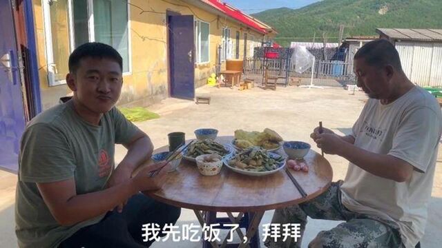 小伙做的铁锅炖呼大饼子,农村简单的饭菜