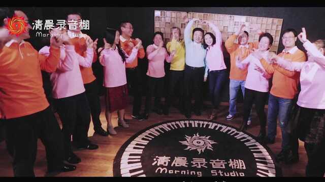 年会热门歌曲《爱因为在心中》,因为有爱一切困难都能克服!