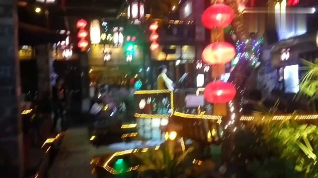 广东东莞:万江下坝坊,夜幕降临好多女孩子喜欢来这,小巷子人来人往