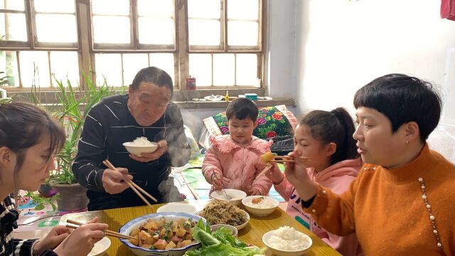 下雪啦!孩子们乐开花堆雪人,打雪仗,吃着热乎乎的饭菜,好满足