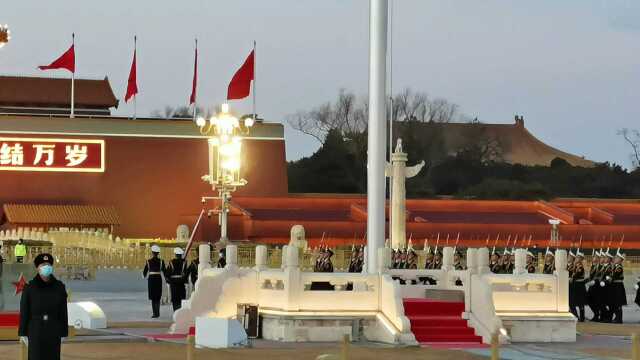 2月20日冬奥会圆满闭幕,北京天安门震撼降下国旗,内心激动落泪