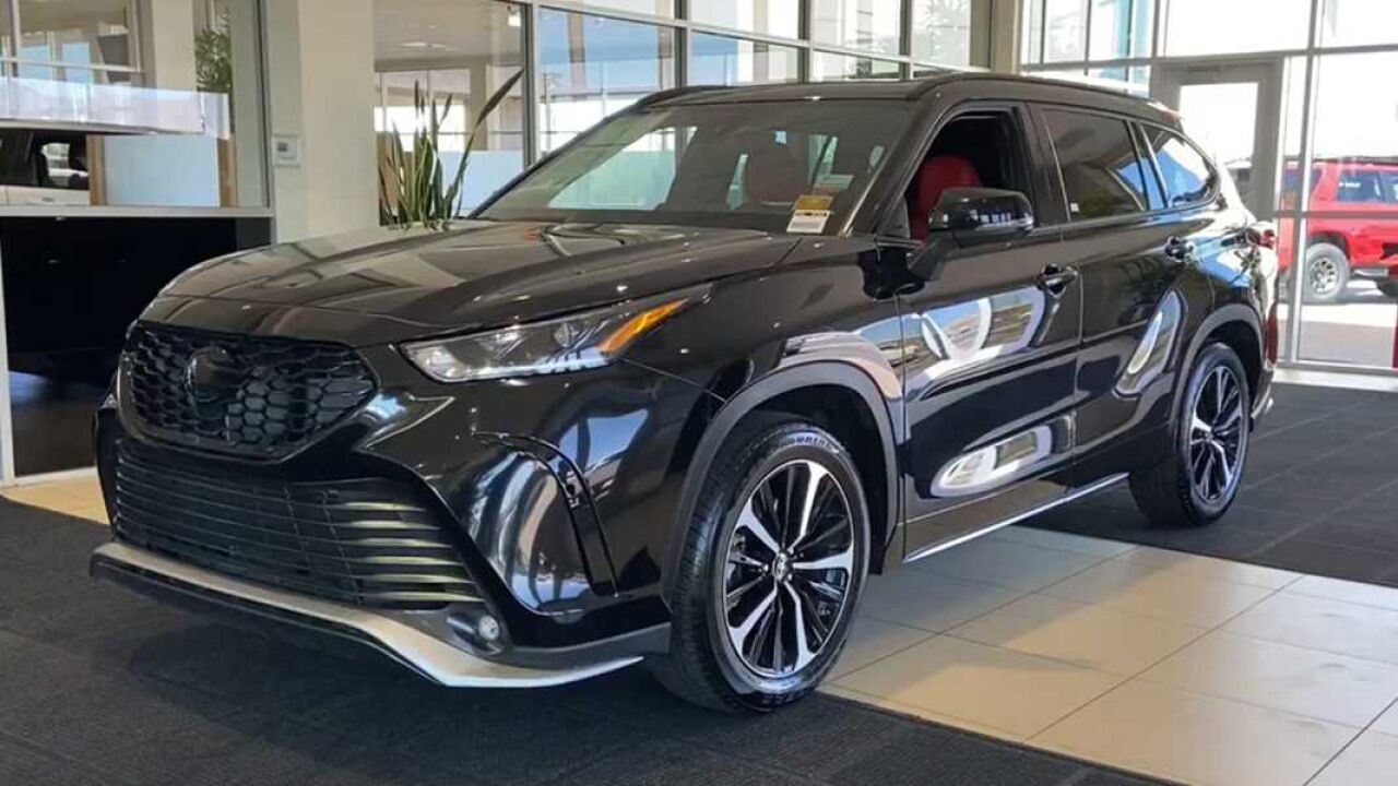 新车到店,实拍2022款丰田皇冠陆放,七座大空间,适合家用代步!