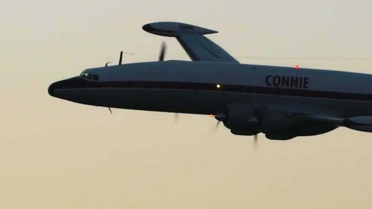 超级星座l-1049客机活塞发动机不断喷射出赤红的火焰