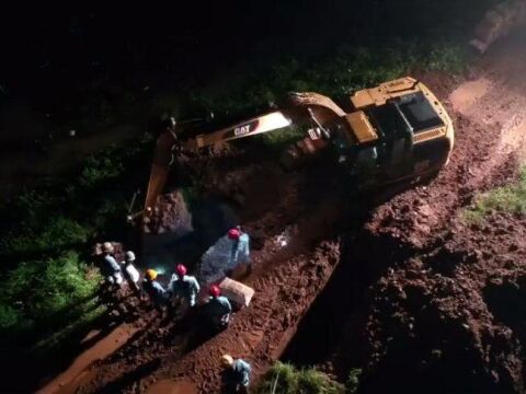 安徽全椒滁河实施爆破泄洪