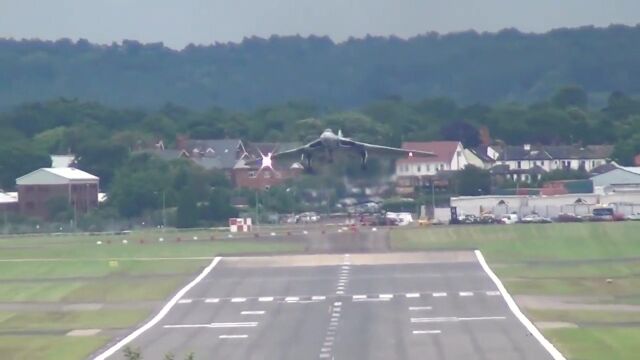 英国火神轰炸机XH558紧急降落