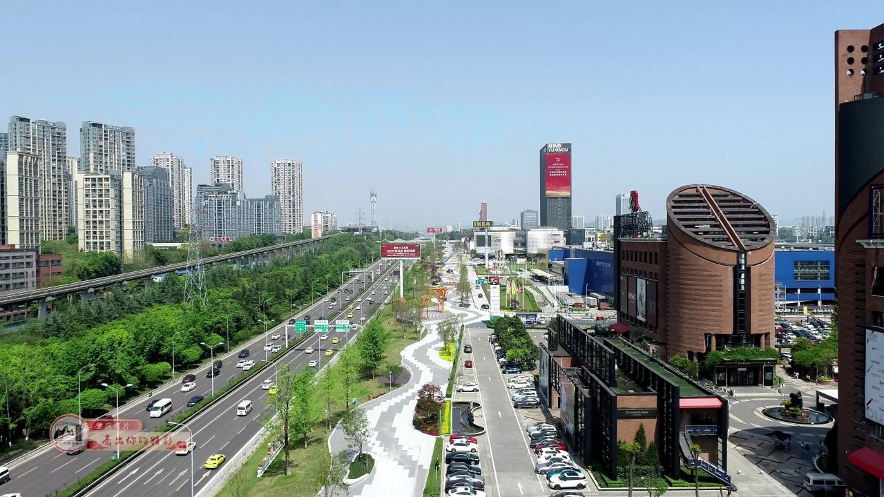 两江新区寸滩国际新城时尚消费区,车行道变步行街,将商家串联一线