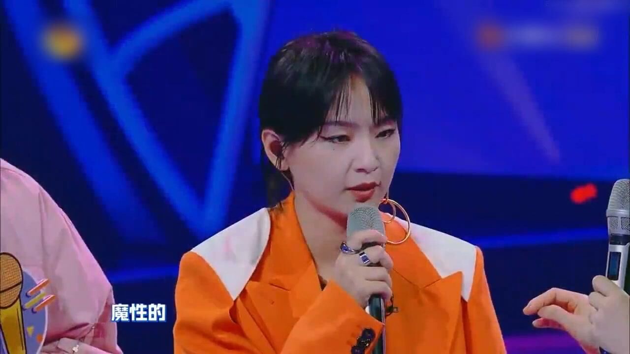 一说尬舞刘维就来,魔性舞姿周笔畅都认输,还嘴叼玫瑰花