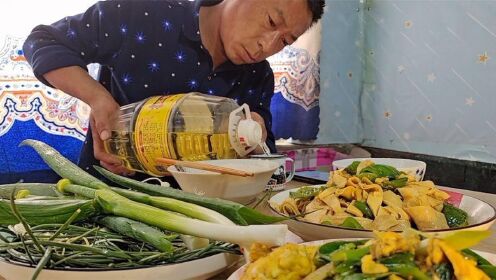 又做一次核酸,爷仨今天没事,不出门了,能在家吃饭了文斌家的下饭菜