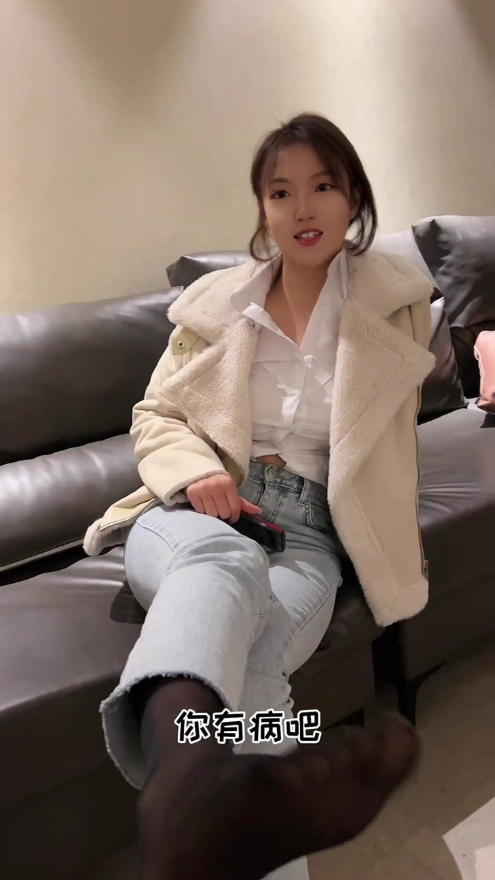 女朋友穿黑丝，非让我帮她按脚！_高清