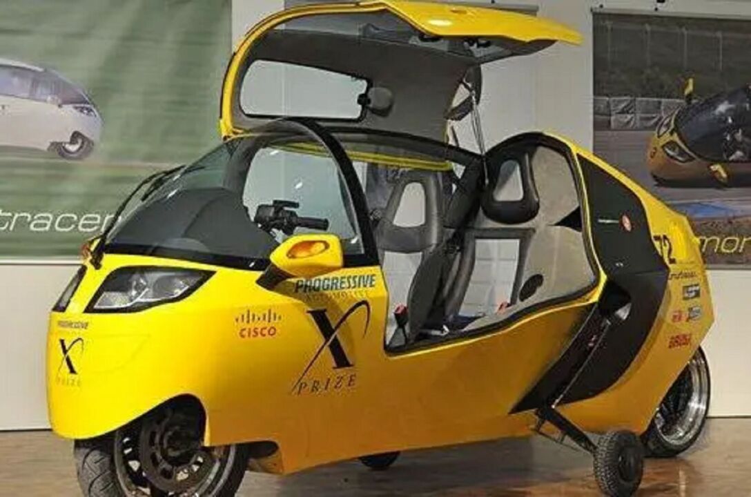 国产车崛起两轮全封闭电动车自平衡遮风挡雨带空调不倒翁