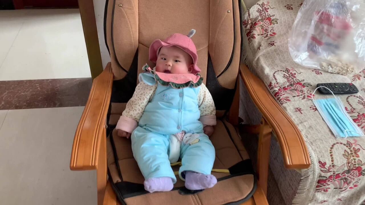 小珂带着女儿在老家玩,杭杭看到姑奶笑不停,姑奶直夸她懂事