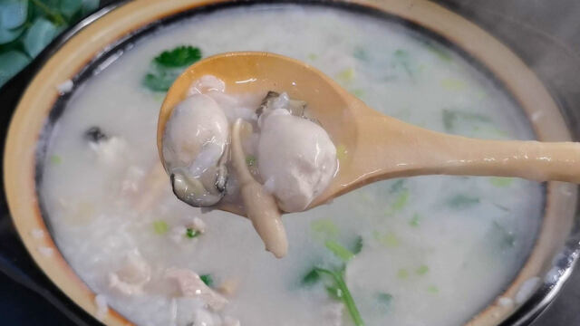 现在吃生蚝最佳季节,看我来做潮州生蚝砂锅粥,浓稠丝滑