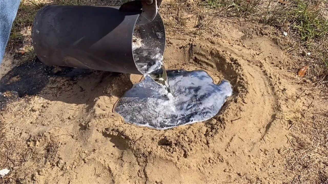 小伙作死将铝水倒入蚂蚁窝,冷却后挖出,意外获得一件艺术品!