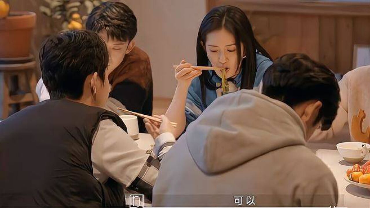 谢娜被张杰宠的饭量惊人,饭菜一个劲的往嘴里送,太能吃!