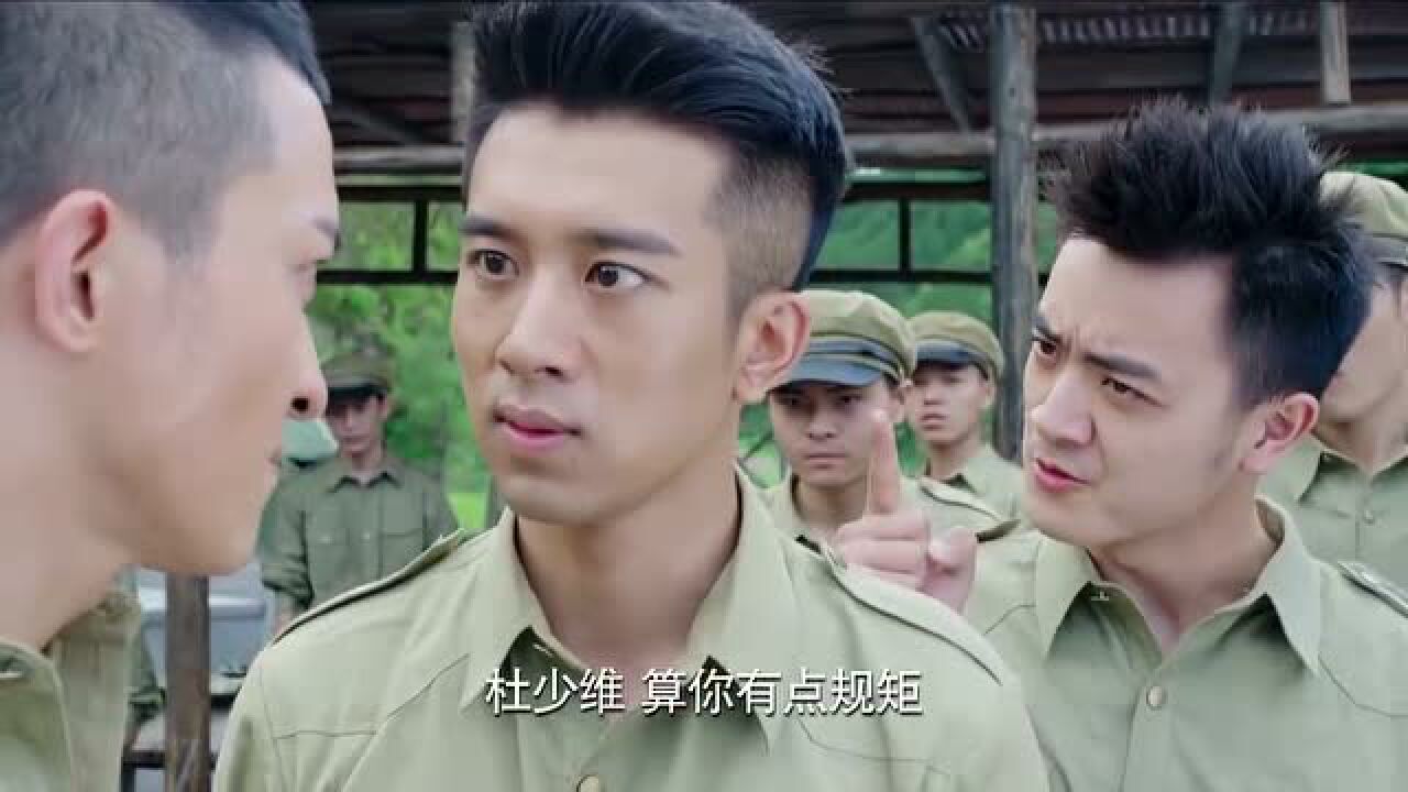 学生兵:莫家军想帮女同学出气,将耿超按在地上,一顿拳脚招呼