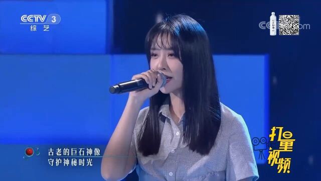 无轨电车驾驶员凭实力猜出《梦里花》,听喻佳丽的演唱