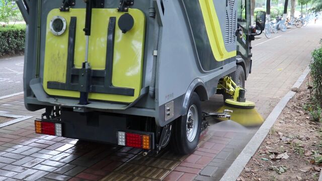 道路洗扫车应用于非机动车道人行道、背街小巷和机场、高校、园区、物业等路面的快速清扫和保洁作业.车辆配有高压冲洗车系统,可对小广告清理、垃圾...