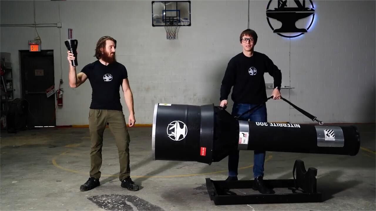 世界上最大最亮的手电筒,300颗灯珠组成,能轻松照亮足球场