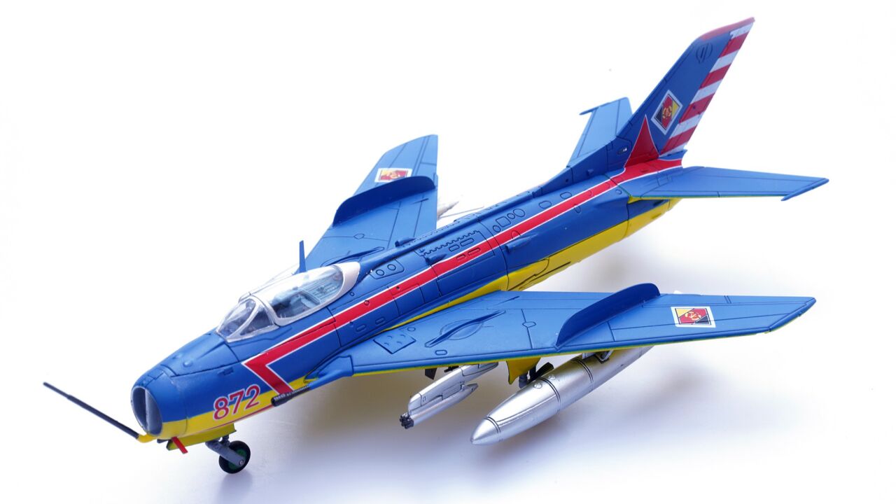 非常漂亮的铁流1/72东德空军米格-19s战斗机合金成品模型开箱测评