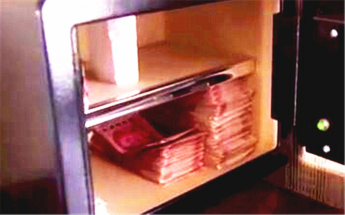 离奇!保险箱里的钱莫名其妙少了一万,警方勘查现场发现不对劲!