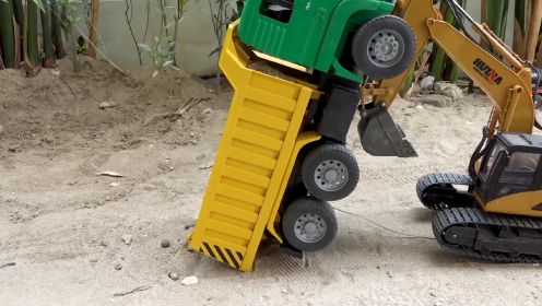  挖掘机阻止发疯的卡车