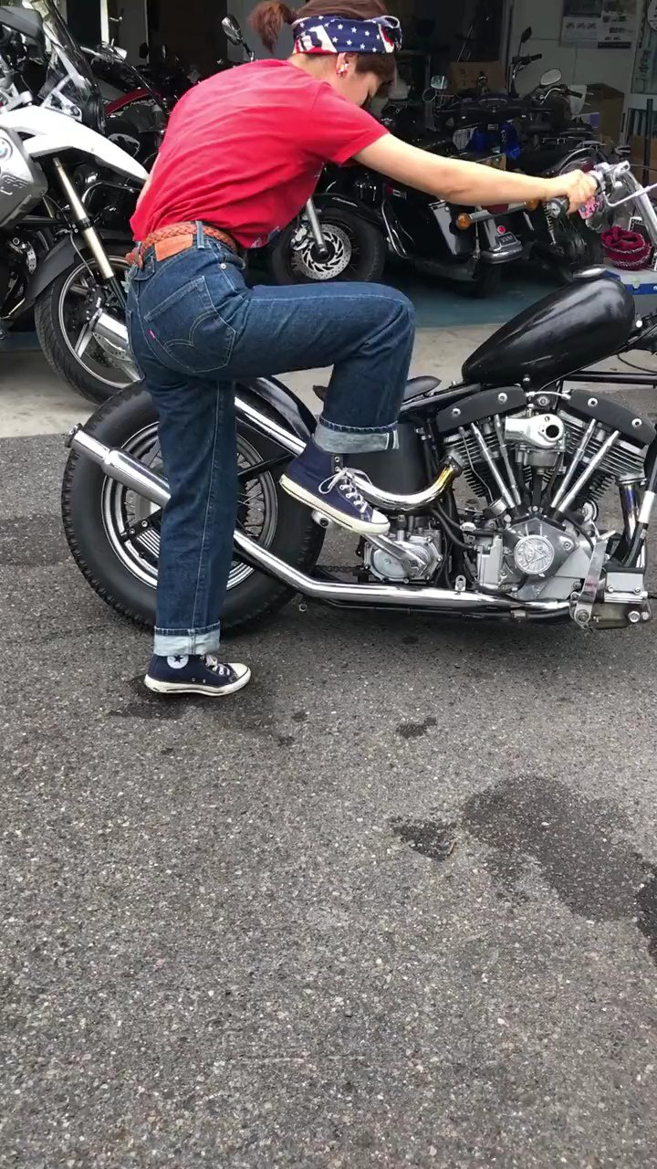 脚踩难启动的一辆摩托车,需要多次重力踩