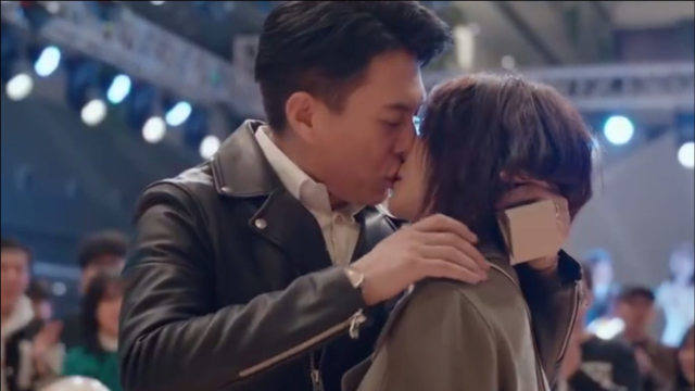 《林深见鹿》大结局!李小冉哭着接受靳东求婚,亲了又亲画面好欲