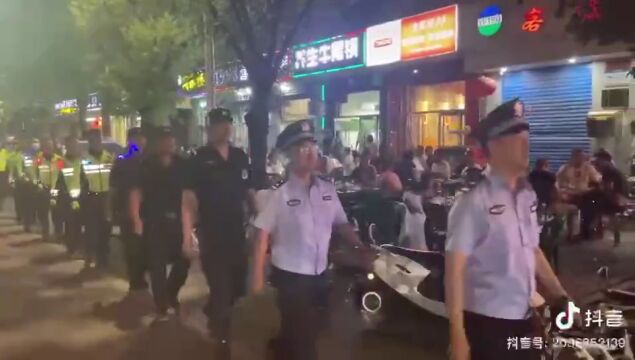 忻州:民警在烧烤摊现场巡查!