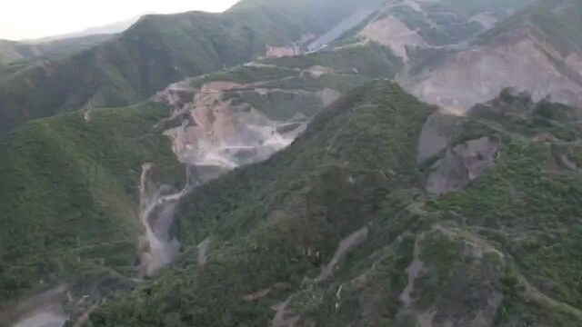 山西省稷山县吕梁山脉遭私挖滥采