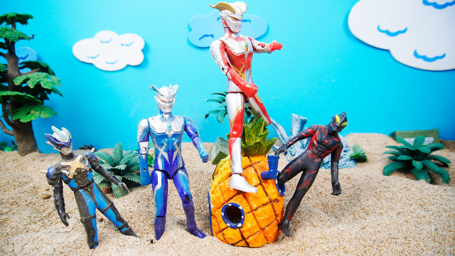 贝利亚把两个赛罗奥特曼压在菠萝房子下面