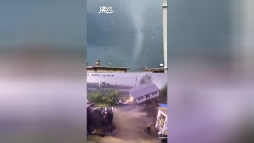 葫芦岛一彩钢房被龙卷风卷起摧毁 暂未有人员伤亡