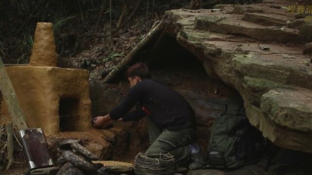 丛林中寻得风水宝地,利用乱石砌建成石屋居住,以此做避险屏障!