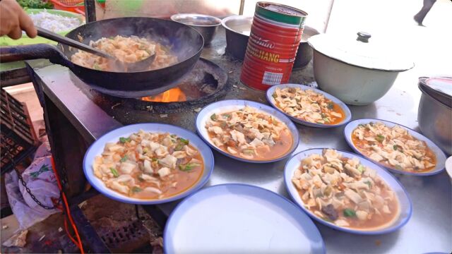 新疆特色美食揪片子汤饭,在巴扎上10元满满一盘,不用嚼直接咽