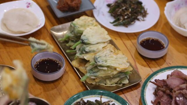 芝麻油和南瓜花制作的美食