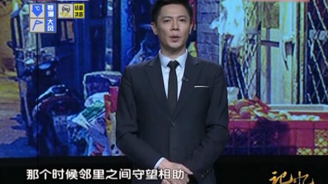 作家萧乾在《老北京的小胡同》中,这样形容胡同里的场景