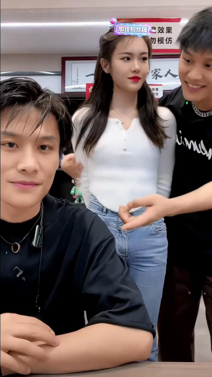 疯狂小杨哥强行秀恩爱,尴尬,无奈,羡慕,大杨哥也有今天