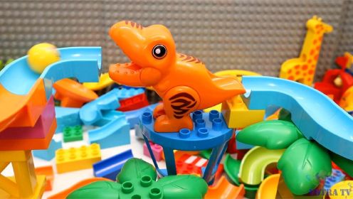 儿童喜欢的可爱恐龙造型的积木滚珠轨道搭建益智电动乐高积木玩具
