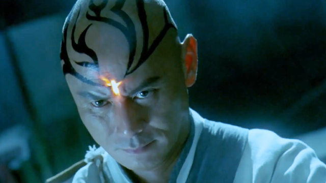 道士用五雷掌消灭僵尸,却被尸毒附体,经典港片