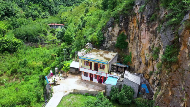 贵州山区农村一户人家,房子立于悬崖石壁下,晚上睡觉不害怕吗?