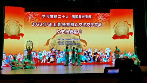 广西马山县2022年“庆国庆＂举行晩会舞蹈《万泉河水》表演者光明新城文艺队。