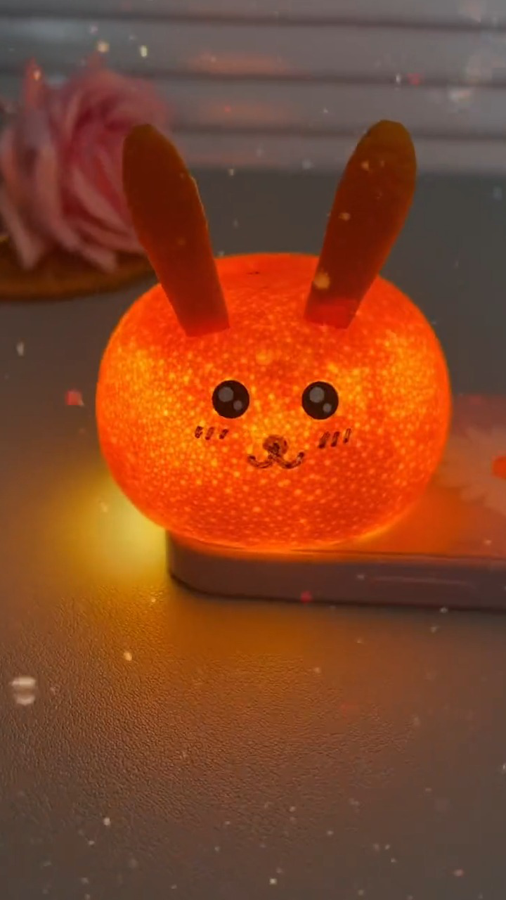 过年吃完橘子,用橘子皮制作兔年小橘灯