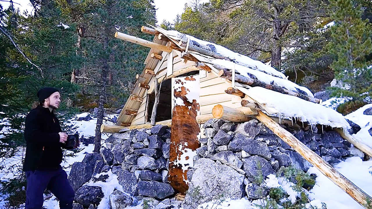 用石头做地基建造木屋,历时一星期,成品太赞了 #野外生存