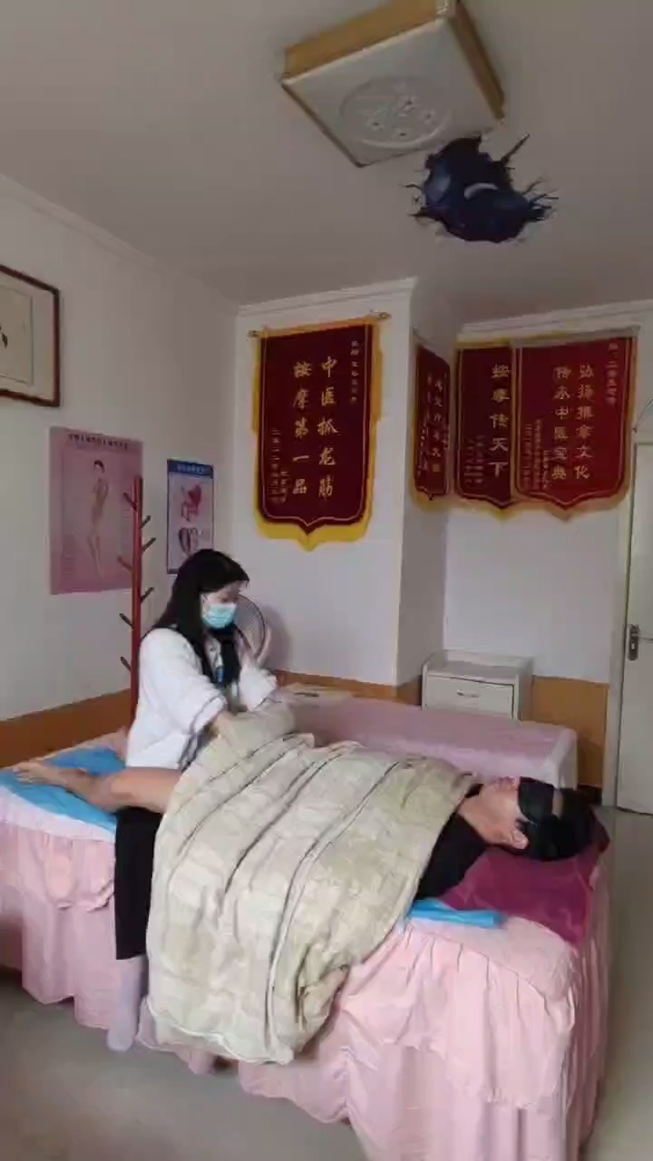 北京女中医抓龙筋图片