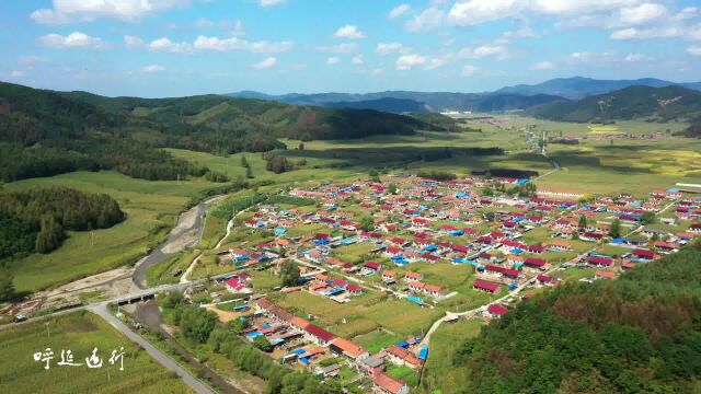 航拍辽宁清原县夏家堡镇文屯,秋季的小山村郁郁葱葱,天蓝地绿