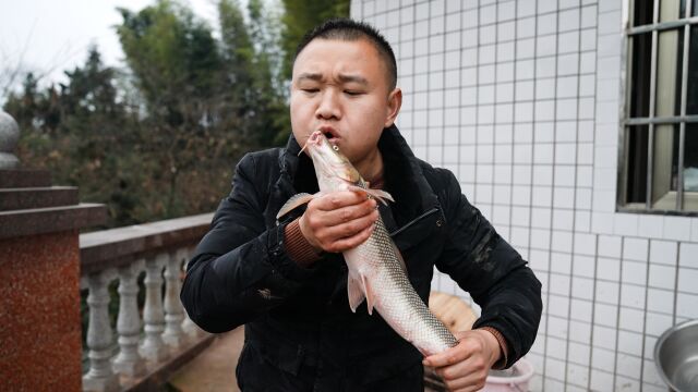 小伙自制鱼竿钓大货,收获3斤多银鳕鱼,回家清蒸一盘,鲜嫩美味