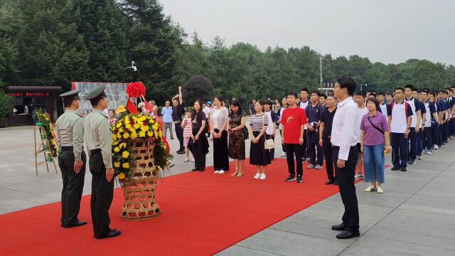 中秋节长郡中学师生湖南韶山毛主席铜像广场敬献花篮庄严三鞠躬