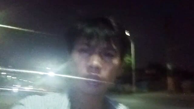 找了一个中介说好的23块钱一个钟,结果一进厂里面听老员工说好多在人在里面做临时工,发工资的时候都是发10块钱一个钟,我一听到这