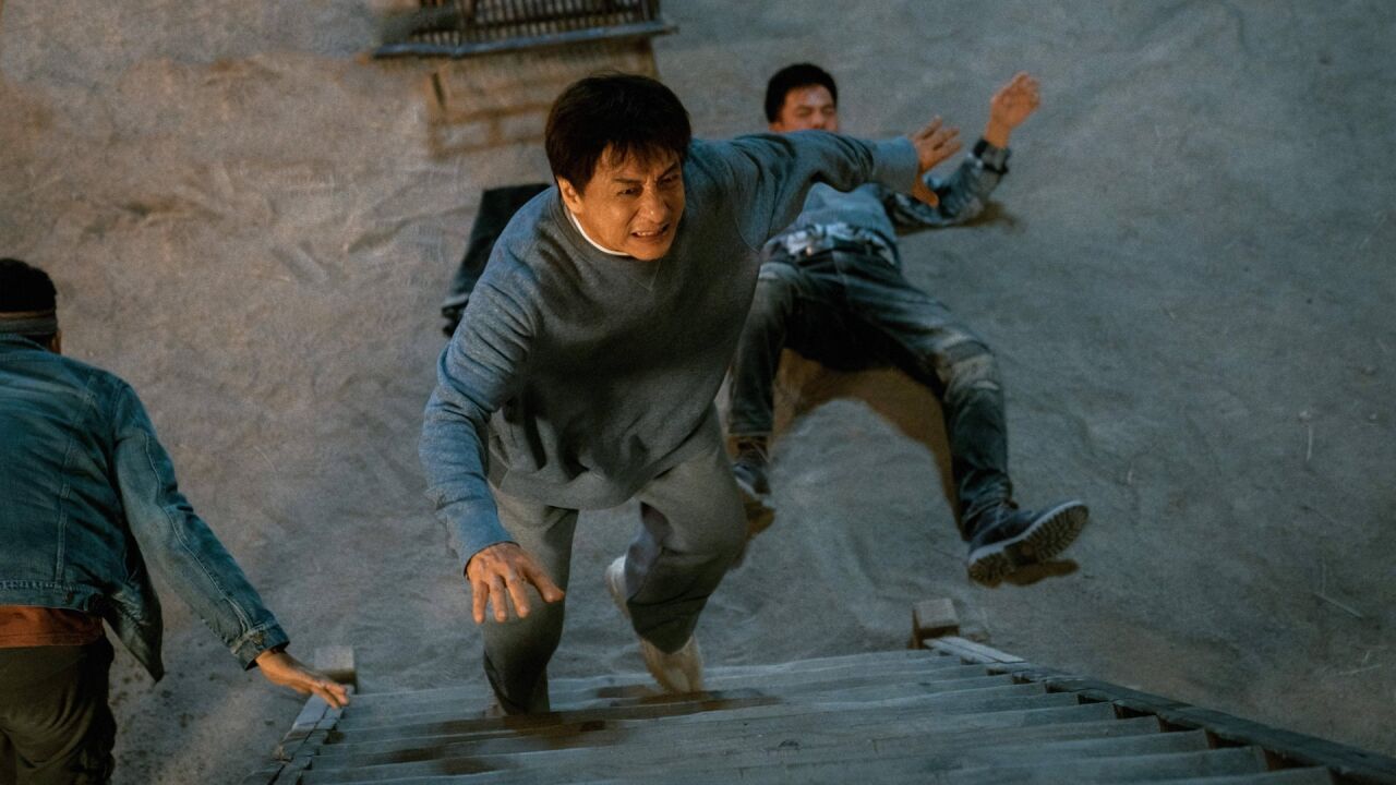 好惊险!成龙拍打戏踩空险些坠楼,打封闭针带伤工作被赞敬业