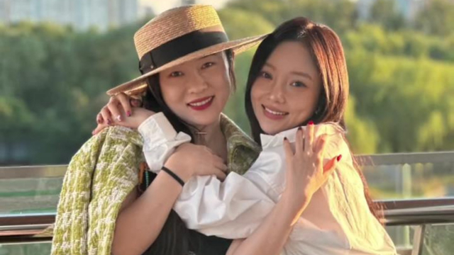 霍思燕李小璐久违聚会,拥抱告别姐妹情深,不畏流言高调晒合照